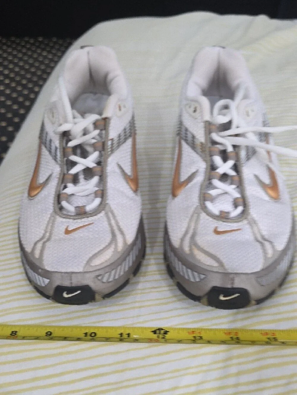 Nike Women’s White and Metallic Gold Athletic Sneakers 7.5 Used Very Good - Picture 4 of 9